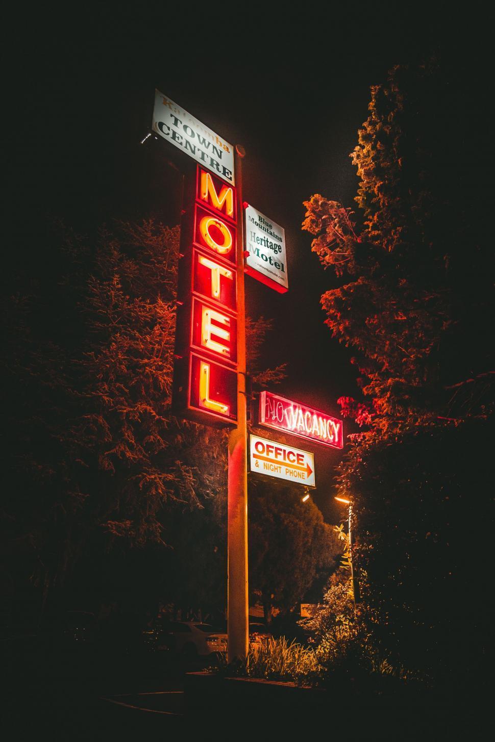 Unveiling⁤ the Charm of Vintage Miller Lite Neon ⁤Signs