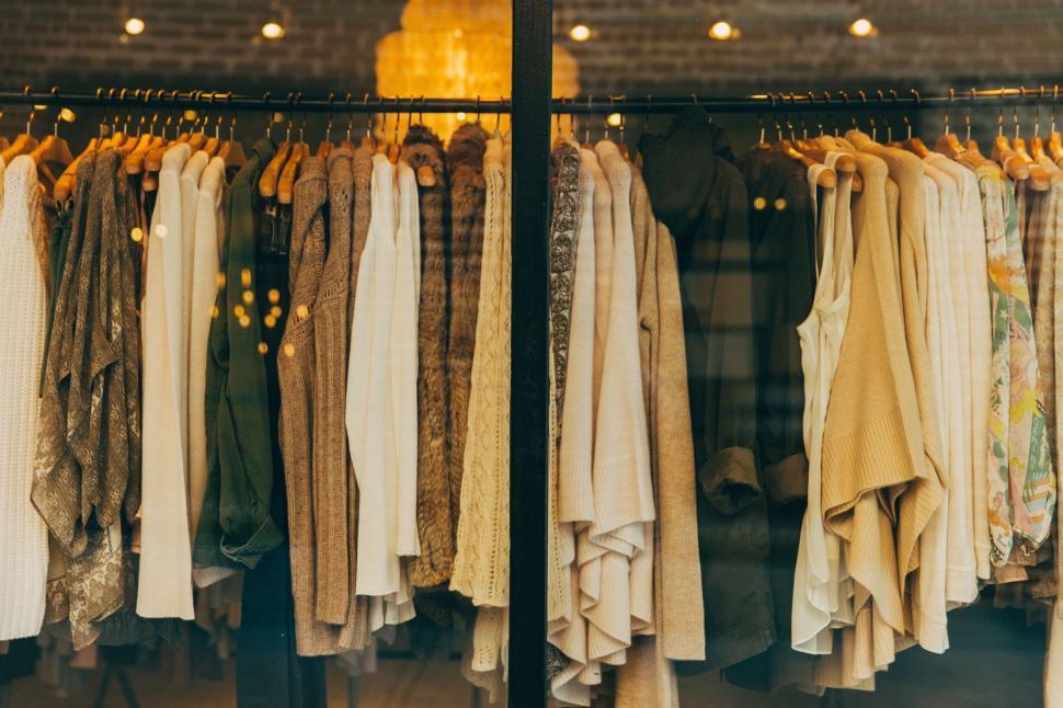 Where to Find⁤ Authentic Vintage Clothes Racks Online and⁢ Offline