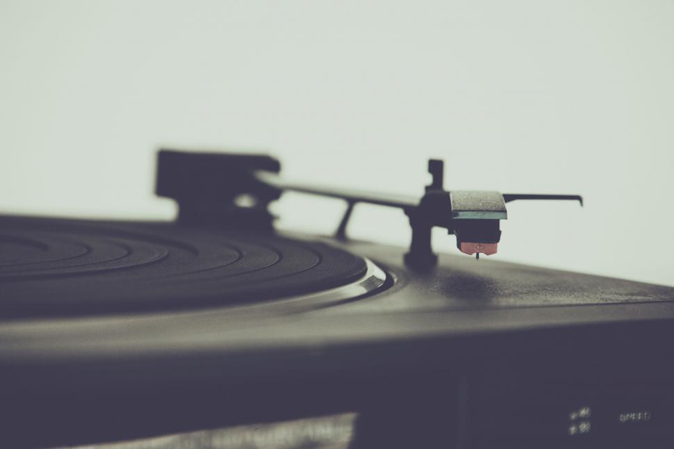 Exploring the Timeless Allure of Vintage Turntables